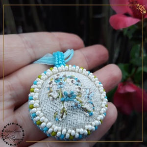 PANDANTIV cu litera R brodată - bijuterii - coliere - coliere brodate - Artynos.ro