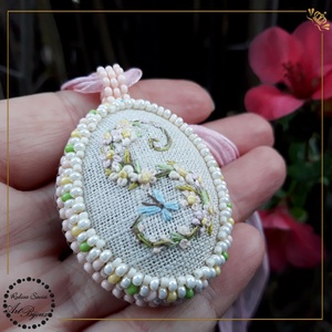 PANDANTIV cu litera S brodată - bijuterii - coliere - coliere brodate - Artynos.ro