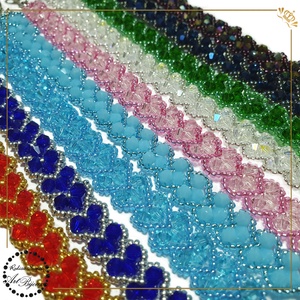 BRĂȚARĂ cu INIMIOARE din cristale - mov cu irizații - bijuterii - brățări - brățări din mărgele - Artynos.ro