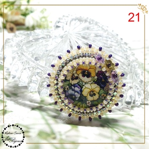 Broșă panseluțe cu margine bej - nr 21 - bijuterii - broșe - Artynos.ro