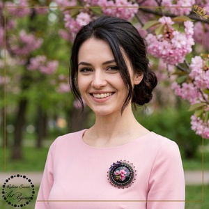 Brosa flori de cires margine verde - nr 29, Bijuterii, Brose, Confectionarea bijuteriilor, Impletituri, broderie cu margele, BROSA realizata manual cu margele.
Pentru femei care vor sa arate si sa se simta ca niste regine.

..., ARTYNOS