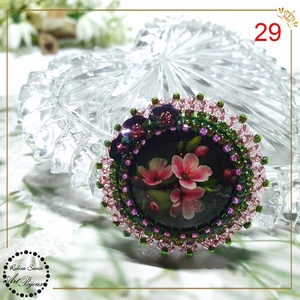 Broșă flori de cireș margine verde - nr 29 - bijuterii - broșe - Artynos.ro