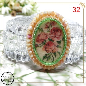 Broșă ovală trandafiri margini piersică - nr 32 - bijuterii - broșe - Artynos.ro