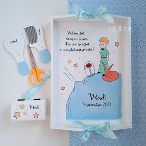 Set prima aniversare baietel Micul Print tava mot personalizata pictata manual - Artynos.ro