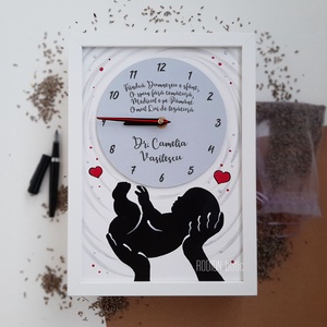 Ceas inramat personalizat cu nume si mesaj pictat manual pentru medic, Casă & Stil de viață, Accesorii pentru decorat casa, Decorațiuni de pereți, decorațiuni suspendate, Ceasuri de perete, Obiecte pictate, Pictură, ARTYNOS