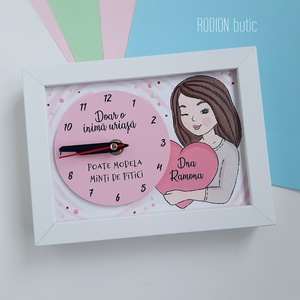 Ceas inramat personalizat cu nume si mesaj pictat manual pentru educatoare, Casă & Stil de viață, Accesorii pentru decorat casa, Decorațiuni de pereți, decorațiuni suspendate, Ceasuri de perete, Obiecte pictate, Pictură, ARTYNOS