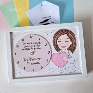Ceas inramat personalizat cu nume si mesaj pictat manual pentru doctorita, Casă & Stil de viață, Accesorii pentru decorat casa, Decorațiuni de pereți, decorațiuni suspendate, Ceasuri de perete, Obiecte pictate, Pictură, ARTYNOS