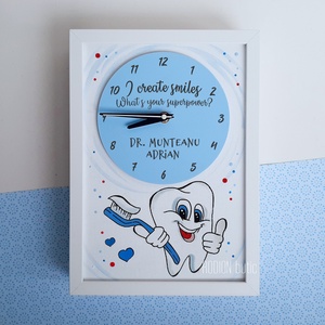 Ceas inramat personalizat cu nume si mesaj pictat manual pentru dentisti, Casă & Stil de viață, Accesorii pentru decorat casa, Decorațiuni de pereți, decorațiuni suspendate, Ceasuri de perete, Obiecte pictate, Pictură, ARTYNOS