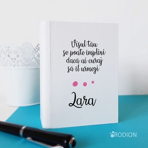 Pusculita din lemn Fetita pictata manual personalizata cu mesaj - casă & stil de viață - accesorii pentru decorat casa - decorațiuni de masă și decorațiuni pentru rafturi  - pușculițe - Artynos.ro