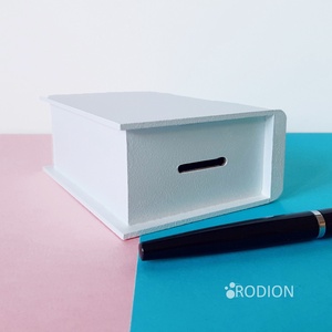 Pusculita din lemn Fetita pictata manual personalizata cu mesaj - casă & stil de viață - accesorii pentru decorat casa - decorațiuni de masă și decorațiuni pentru rafturi  - pușculițe - Artynos.ro