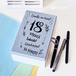Cutie din lemn tema aniversare majorat personalizata manual varsta 18 ani - Artynos.ro