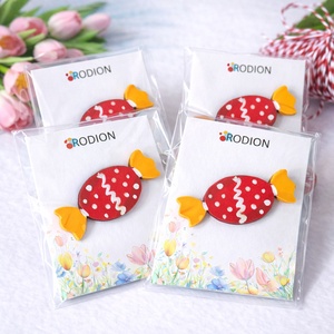 Martisoare brosa pictate manual in forma bomboana - Artynos.ro