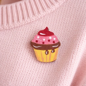 Martisoare brosa Cupcake pictate manual cu text handmade deosebite - bijuterii - mărțișor - Artynos.ro