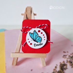 Martisor brosa Fluturas pictat manual cu text handmade - Artynos.ro