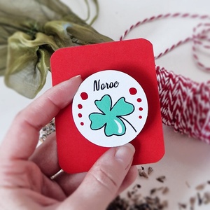 Martisor brosa Trifoi pictat manual cu text handmade, Bijuterii, Martisor, Obiecte pictate, Pictura, ARTYNOS