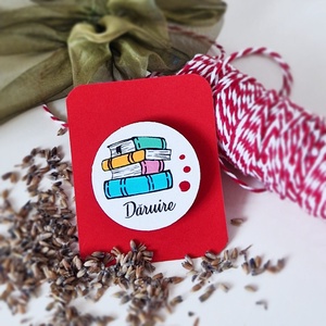 Martisor brosa Carti pictat manual cu text handmade, Bijuterii, Martisor, Obiecte pictate, Pictura, ARTYNOS