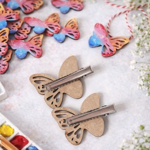 Martisor tip clama Fluturas pictat manual handmade - bijuterii - mărțișor - Artynos.ro