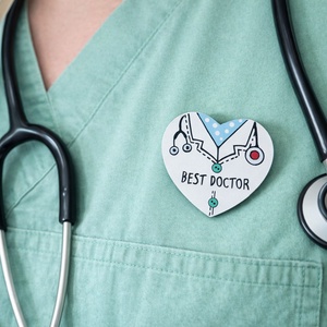 Martisor brosa pentru medic pictat manual cu text handmade Best Doctor - bijuterii - mărțișor - Artynos.ro
