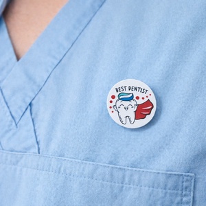 Martisor brosa pentru stomatolog pictat manual cu text handmade Best Dentist - bijuterii - mărțișor - Artynos.ro