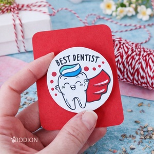 Martisor brosa pentru stomatolog pictat manual cu text handmade Best Dentist, Bijuterii, Martisor, Obiecte pictate, Pictura, ARTYNOS
