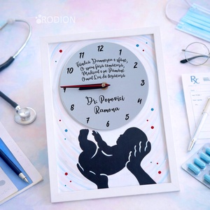 Ceas inramat personalizat cu nume si mesaj pictat manual pentru medic, Casa & Stil de viata, Decoratiuni de casa, Decoratiuni de pereti, Ceasuri de perete, Obiecte pictate, Pictura, ARTYNOS