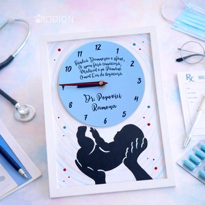 Ceas inramat personalizat cu nume si mesaj pictat manual pentru medic - casă & stil de viață - decorațiuni de casă - decorațiuni de pereți - ceasuri de perete - Artynos.ro