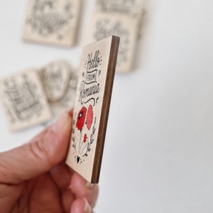 Suvenir Romania magnet de lemn pictat manual, model popular romanesc, tema traditionala - casă & stil de viață - echipamente de bucătărie - decor de bucătărie - magneți de frigider - Artynos.ro