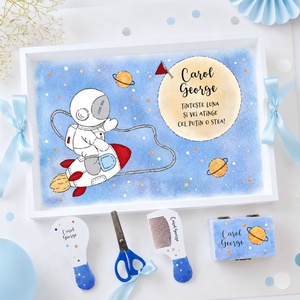 Set prima aniversare baietel astronaut tava mot personalizata pictata manual - Artynos.ro