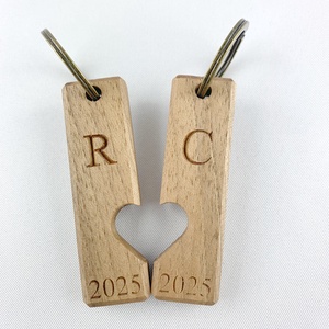 Pereche de brelocuri din lemn in forma de inima  personalizabile, Casa & Stil de viata, Accesorii pentru decorat casa, Decoratiuni de pereti, decoratiuni suspendate, Suport pentru chei, Prelucrarea lemnului, ARTYNOS