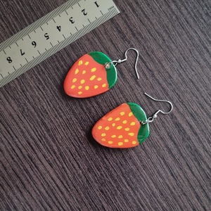 Cercei Handmade Cottagecore din Lut cu Capsuni - Cârlige din Oțel Inoxidabil - Cadoul Perfect pentru Iubitorii de Natură - bijuterii - cercei - cercei drop - Artynos.ro