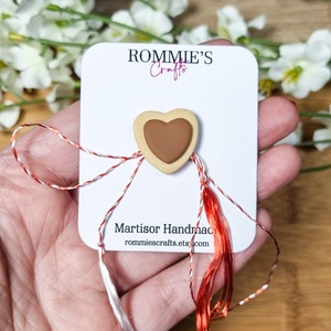 Mărțișor Handmade Inimă din Lut Polimeric pentru 1 si 8 martie - sistem de prindere tip pin - Artynos.ro