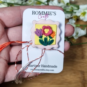 Martisor Handmade Timbru Floral din Lut Polimeric  Brosa cu Ac si Snur Traditional Alb-Rosu - Artynos.ro