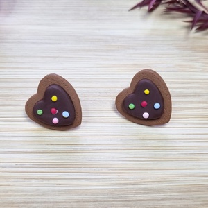 Cercei tip stud cu biscuiți în formă de inimă � Bijuterii handmade din lut polimeric - bijuterii - cercei - clipsuri - Artynos.ro