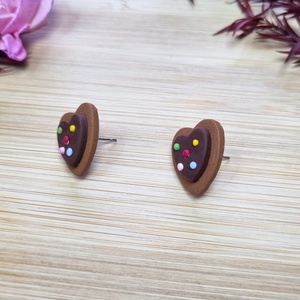 Cercei tip stud cu biscuiți în formă de inimă � Bijuterii handmade din lut polimeric - bijuterii - cercei - clipsuri - Artynos.ro