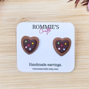 Cercei tip stud cu biscuiti in forma de inima � Bijuterii handmade din lut polimeric, Bijuterii, Cercei, Clipsuri, , ARTYNOS