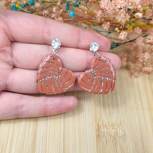 Cercei Mocha în Formă de Inimă � Bijuterii handmade din lut polimeric - bijuterii - cercei - cercei lungi - Artynos.ro