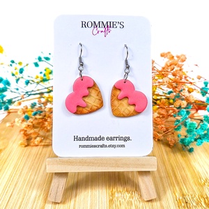 Cercei Inimă Waffle cu Căpșune � Bijuterii handmade din lut polimeric - bijuterii - cercei - cercei lungi - Artynos.ro