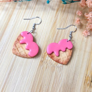Cercei Inimă Waffle cu Căpșune � Bijuterii handmade din lut polimeric - bijuterii - cercei - cercei lungi - Artynos.ro
