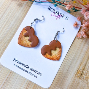 Cercei Inimă Waffle cu Ciocolată � Bijuterii handmade din lut polimeric - bijuterii - cercei - cercei lungi - Artynos.ro