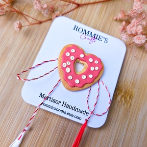 Martisor Brosa Biscuit Inima � Lucrat Manual din Lut Polimeric, 3x3 cm, Bijuterii, Martisor, Lucrare cu argila, ARTYNOS