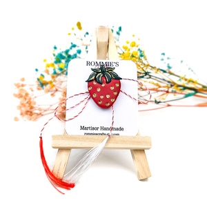 Mărțișor Broșă Căpșună � Lucrat Manual din Lut Polimeric, 2x4 cm - bijuterii - mărțișor - Artynos.ro
