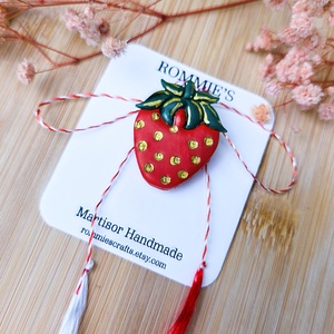 Martisor Brosa Capsuna � Lucrat Manual din Lut Polimeric, 2x4 cm - Artynos.ro