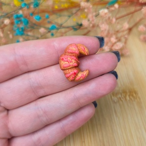 Mărțișor Broșă Croissant � Lucrat Manual din Lut Polimeric, 1x2.5 cm - bijuterii - mărțișor - Artynos.ro