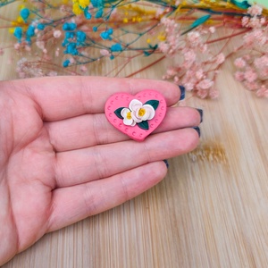 Mărțișor Broșă Inimă Florală � Lucrat Manual din Lut Polimeric - bijuterii - mărțișor - Artynos.ro
