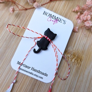 Martisor Brosa Pisica Neagra – Lucrat Manual din Lut Polimeric, 2.7x1.2 cm, Bijuterii, Martisor, Lucrare cu argila, Martisor realizat manual din lut polimeric, in forma de pisica neagra, cu detaliu rosu-alb la guler..., ARTYNOS