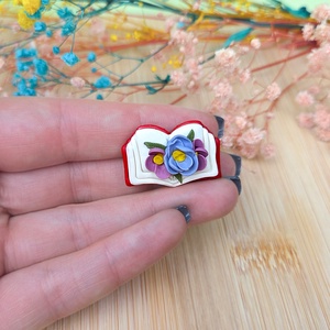 Mărțișor Broșă Carte Deschisă � Lucrat Manual din Lut Polimeric, 3x2 cm - bijuterii - mărțișor - Artynos.ro