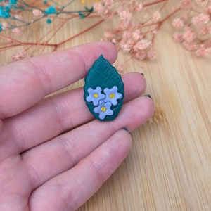Mărțișor Broșă Frunză cu Flori � Lucrat Manual din Lut Polimeric, 3x2 cm - bijuterii - mărțișor - Artynos.ro