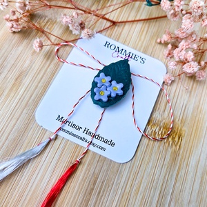 Martisor Brosa Frunza cu Flori – Lucrat Manual din Lut Polimeric, 3x2 cm, Bijuterii, Martisor, Lucrare cu argila, Martisor realizat manual din lut polimeric, in forma de frunza texturata verde, decorata cu trei fl..., ARTYNOS