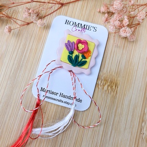 Martisor Handmade Timbru Floral din Lut Polimeric � Brosa cu Ac si Snur Traditional Alb-Rosu, Bijuterii, Martisor, Lucrare cu argila, ARTYNOS