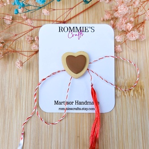 Mărțișor Handmade Inimă din Lut Polimeric pentru 1 si 8 martie - sistem de prindere tip pin - bijuterii - mărțișor - Artynos.ro